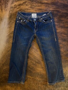 L.A Idol Women’s Jeans - Classic Straight Fit. It’s going right below the knee.